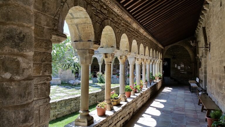 Galería románica del claustro de la Catedral de Roda de Isábena, Huesca
