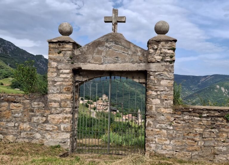 Vistas del pueblo de Calvera en el Valle del Isábena a través del portal de piedra del cementerio