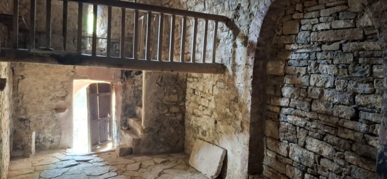 Interior de la iglesia románica de San Cristóbal de Castrocit, un despoblado en el Valle del Isábena