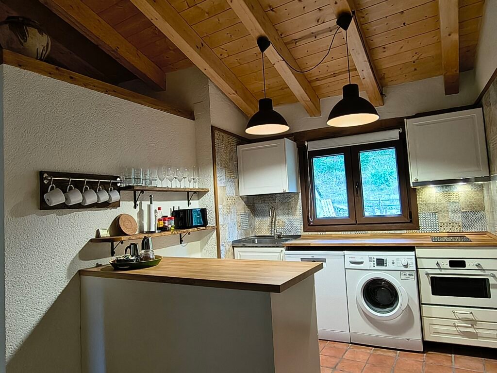 Cocina totalmente equipada con lavavajillas en alojamiento independiente en Ribagorza.