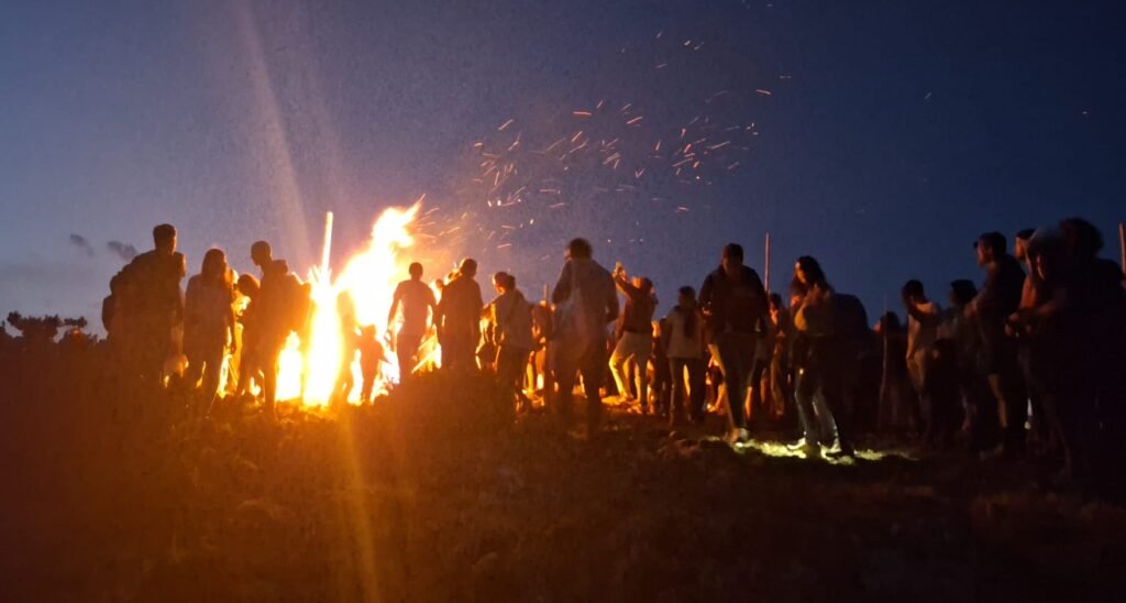 Hoguera de las Fallas de Bonansa encendida en la cima del monte antes del descenso de las antorchas