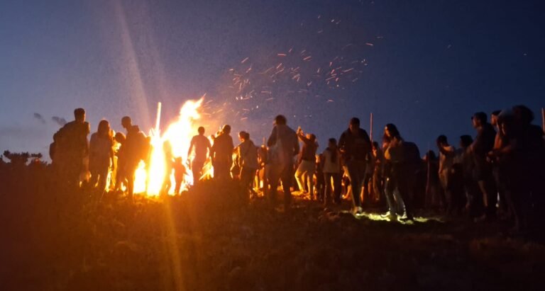 Hoguera de las Fallas de Bonansa encendida en la cima del monte antes del descenso de las antorchas