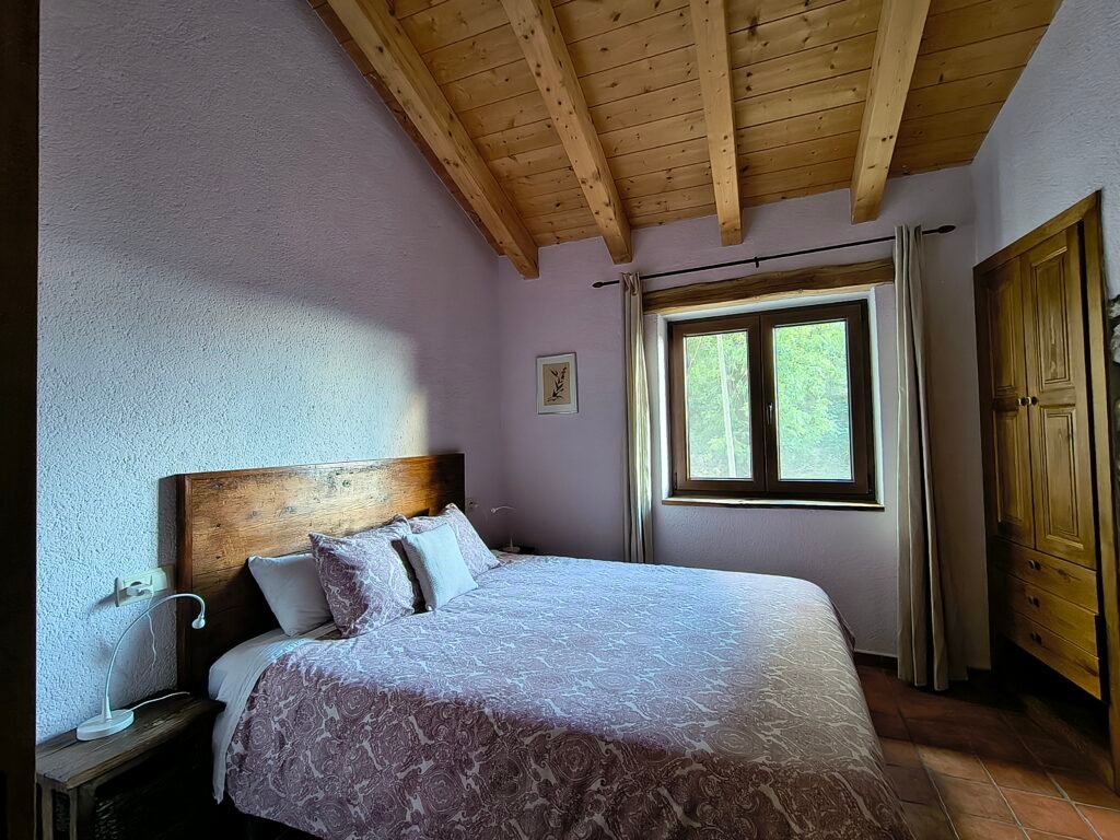 Habitación de matrimonio rústica y moderna en la casa rural Casa Puixico en Calvera.