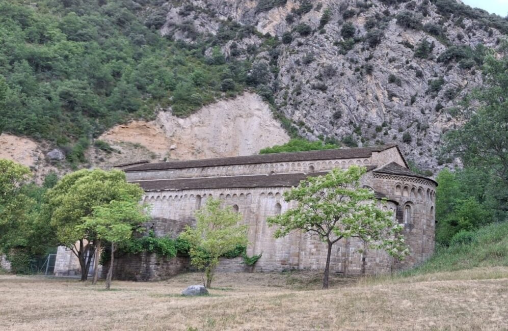 Monasterio de Obarra románico en el Valle del Isábena, una excursión cultural imprescindible a poca distancia del alojamiento rural Casa Puixico en Calvera, Huesca