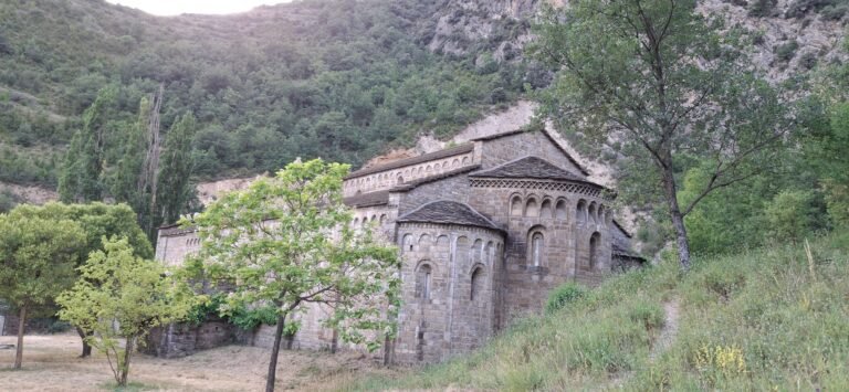 Vistas del ábside románico del Monasterio de Obarra al bajar por el sendero desde Calvera, Valle del Isábena