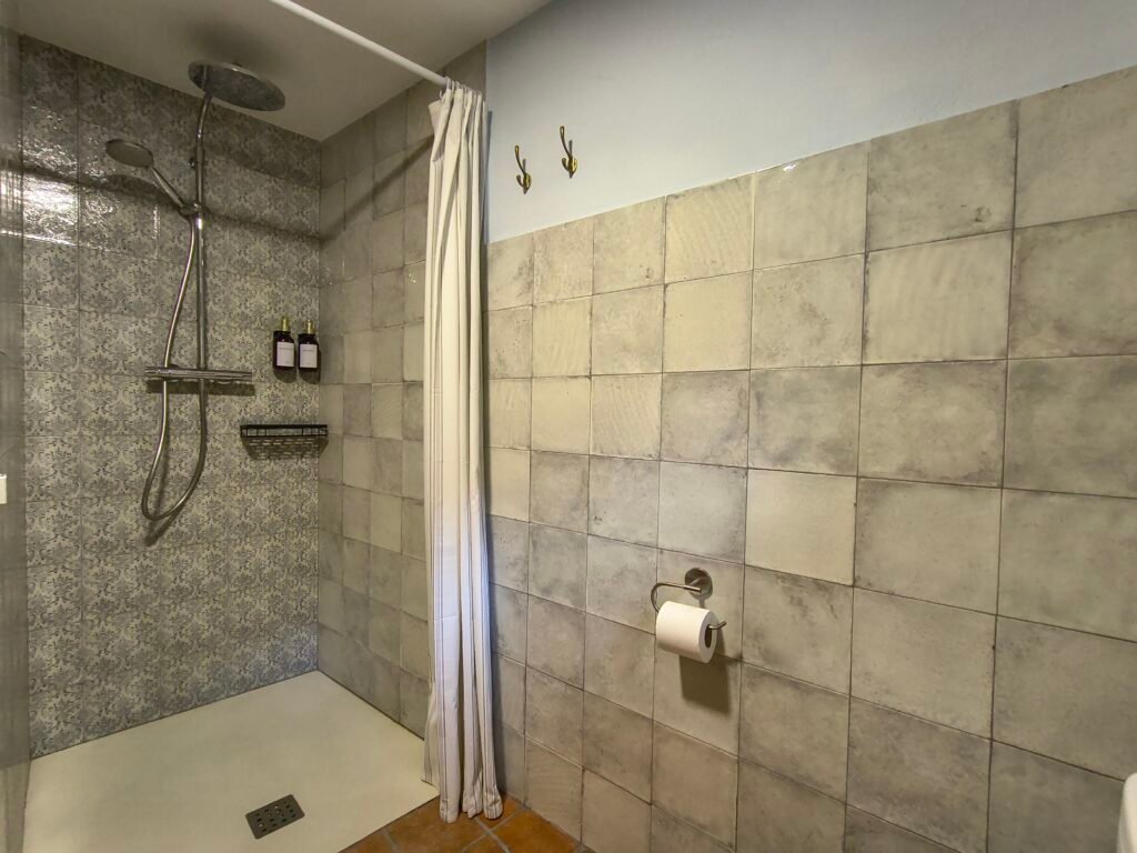 ducha a ras de suelo, Casa Puixico
