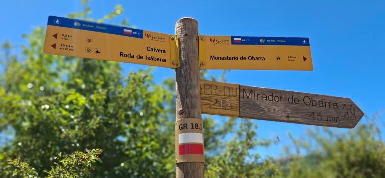Poste de señalización de los senderos GR-17 y GR-18.1 en Calvera con indicaciones hacia Roda de Isábena y Obarra
